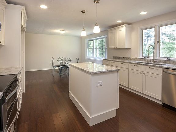 3rd image of 16 Sheridan Dr