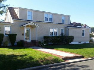 189 15th Ave, West Babylon, NY 11704