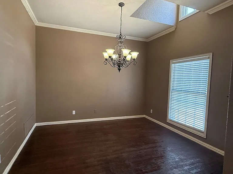 2207 Canterbury Dr — Photo 8