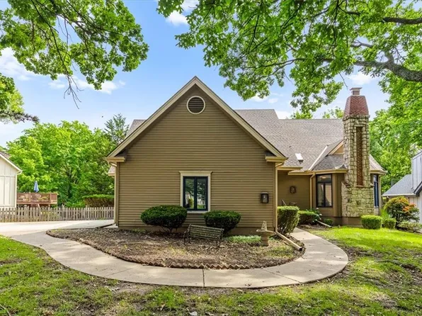 10263 Garnett St, Overland Park, KS 66214