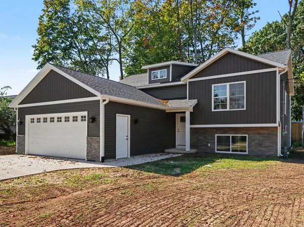 1032 Sir Knight Rd, Plainwell, MI 49080