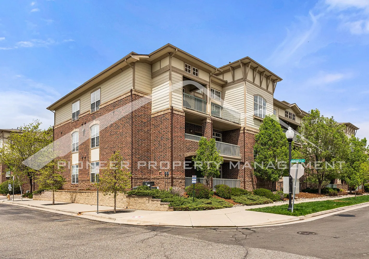 Spacious Condo with central AC and 2 Included Parking Spaces. — Photo 1