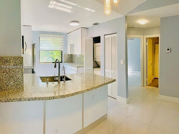 5th image of 1021 W Sunrise Blvd #301