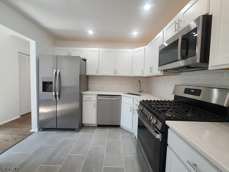 113 Irving Pl — Photo 6