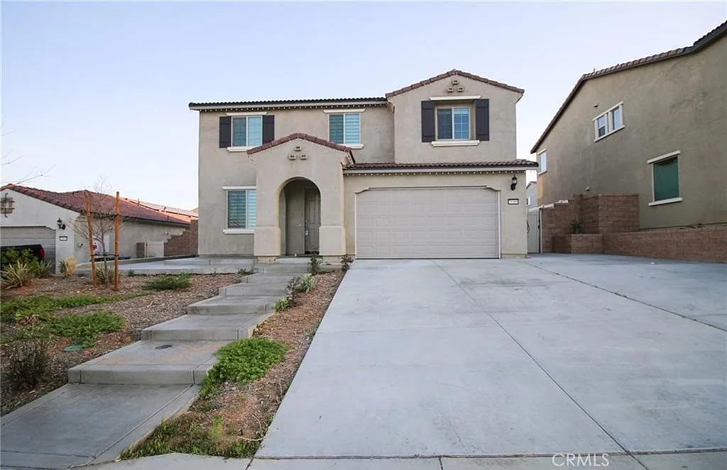 5 bed, 2.5 bath, 2600 sqft, $3,495 — Photo 1