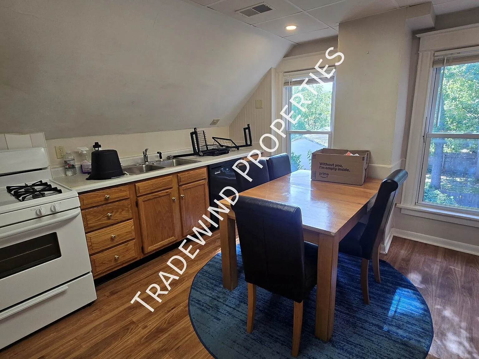 Adorable 2 Beds, 1 Bath Upper Level Unit — Photo 3