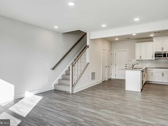 4th image of 41 Silverway Dr