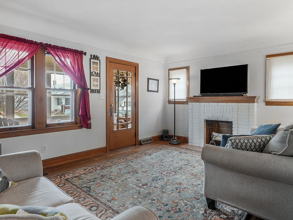 933 Beechwood St NE, Grand Rapids, MI 49505 Zillow
