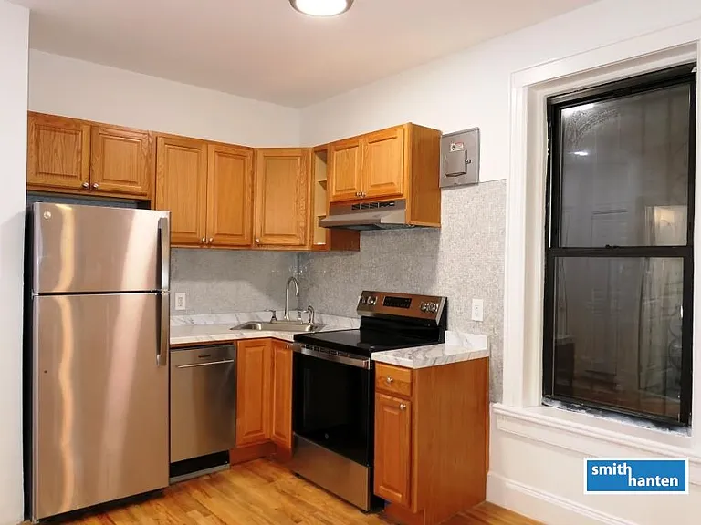 150 Smith St #3R — Photo 2