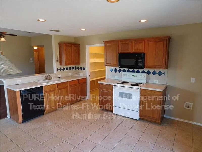 3 bed, 2.0 bath, 1595 sqft, $1,950 — Photo 4