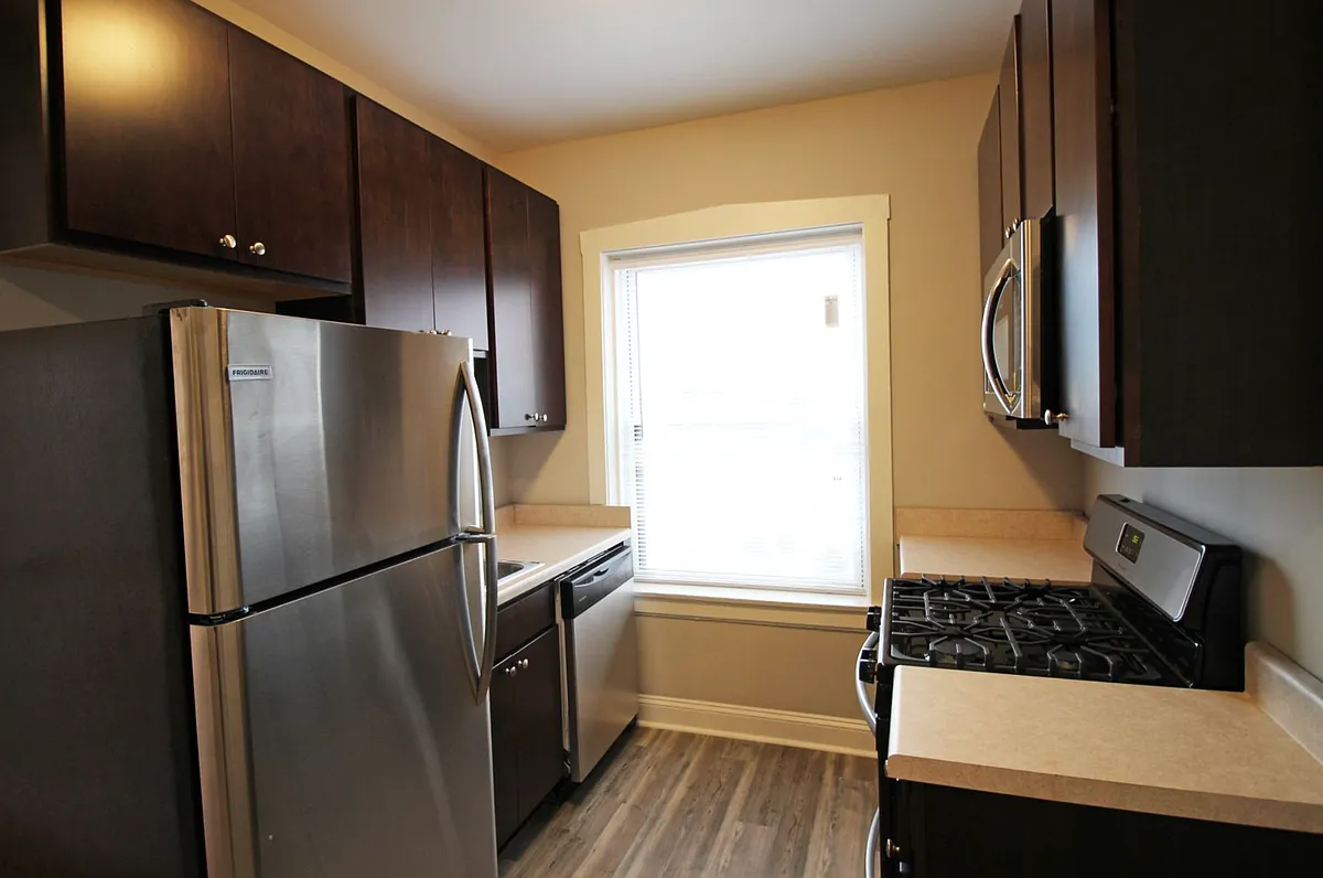 Building Photo - 4413 N La Crosse Ave #2