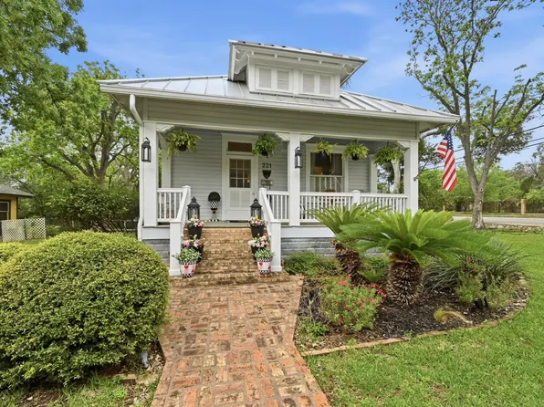 221 N Johnson Ave, San Marcos, TX 78666