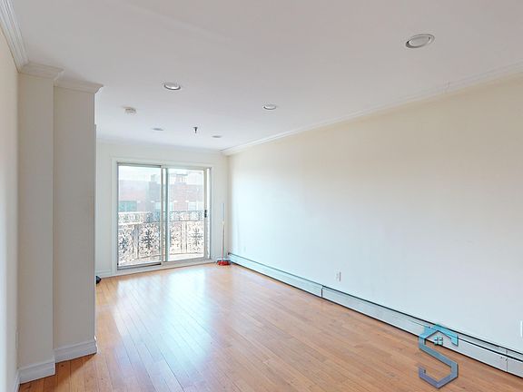4th image of 25-52 33rd St #Penthouse F