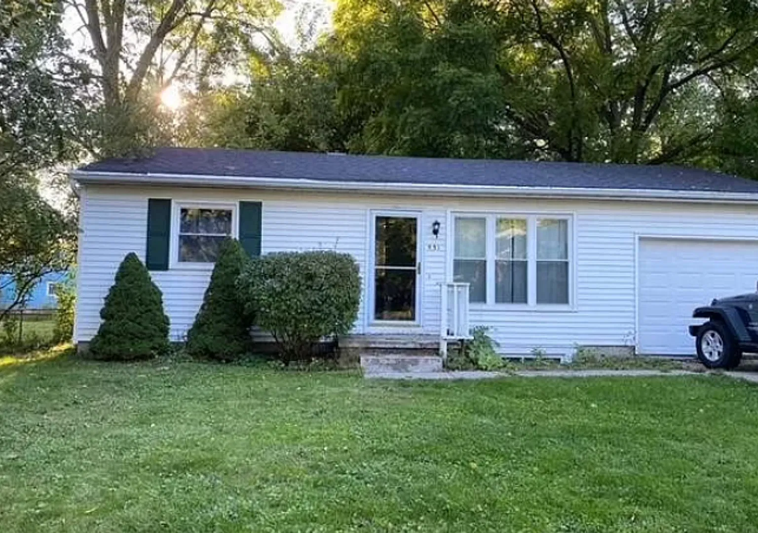 Excellent 4 bedroom home in great neighborhood — Photo 1