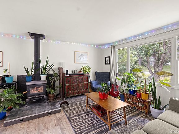 5th image of 44 Woods Road