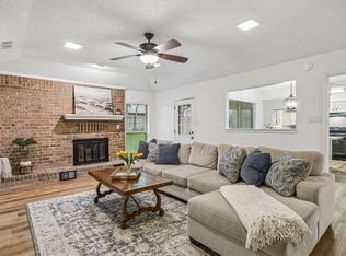 232 NE Shady Oaks Dr, Burleson, TX 76028
