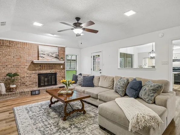 232 NE Shady Oaks Dr, Burleson, TX 76028