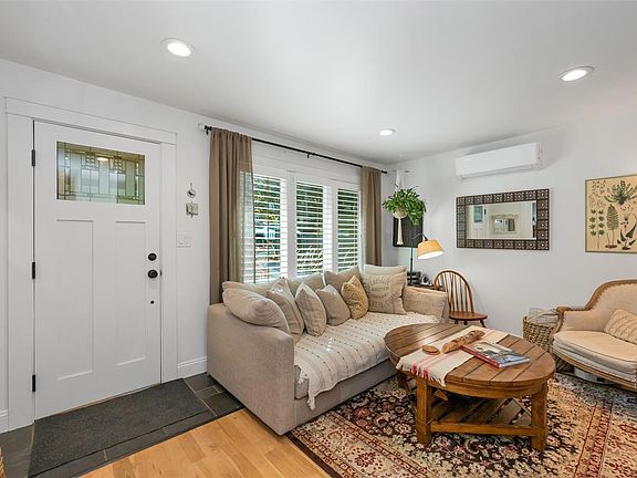 4th image of 4826 W Saanich Rd