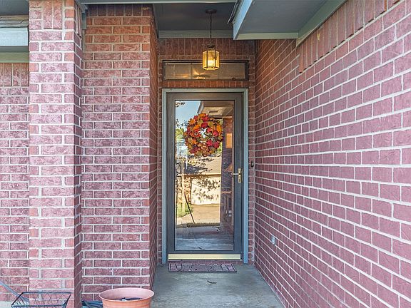 3rd image of 305 Ross Ave