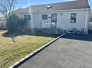 23 Baiting Place Rd, Farmingdale, NY 11735