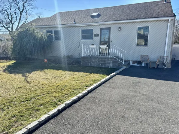 23 Baiting Place Road, Farmingdale, NY 11735