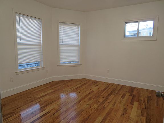 5th image of 510 Essex St #2