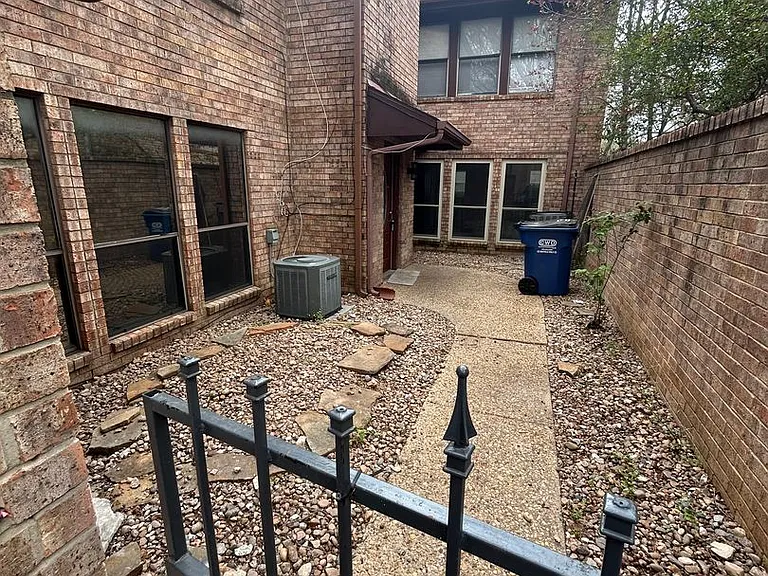3425 Courtyard Cir — Photo 27