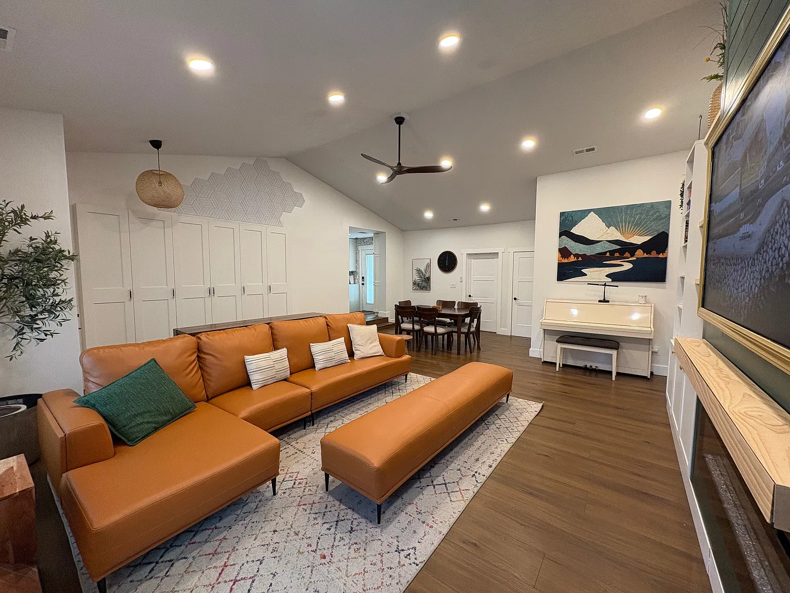3 bed, 2.5 bath, 1950 sqft, $2,450 — Photo 1