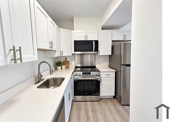 1358 Queen St NE — Photo 2
