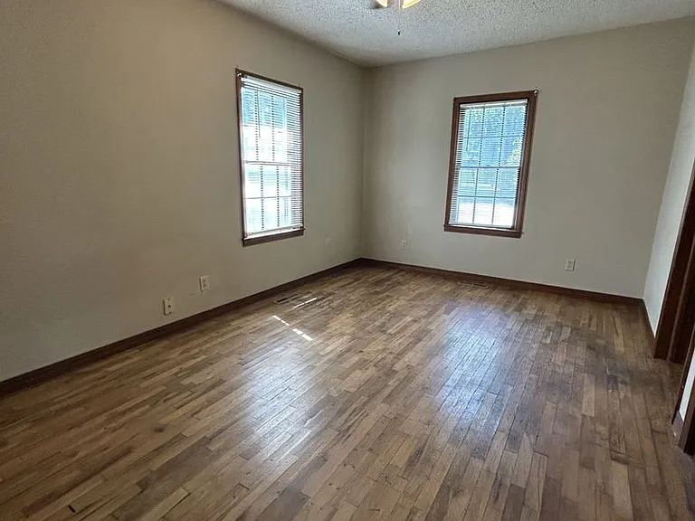 403 E Jefferson St — Photo 4