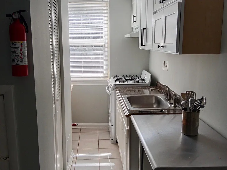 1120 Holbrook Ter NE #3 — Photo 4