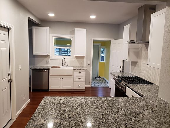 Beautiful completely new kitchen, stainless steel appliances, granite counters, gas stove, and huge farm sink.