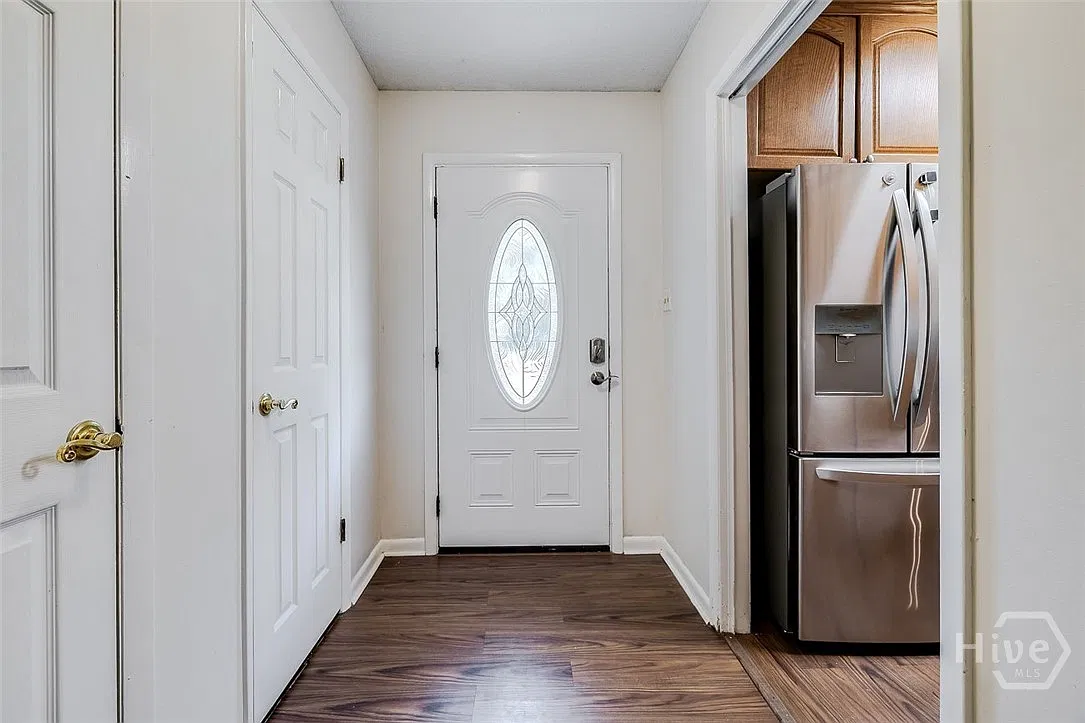 3 bed, 2.0 bath, 1686 sqft, $2,100 — Photo 4