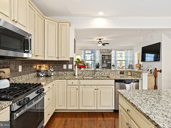 4th image of 215 Freesia Ln