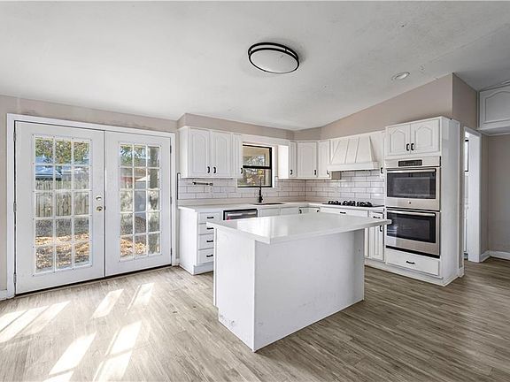3rd image of 27 Canberra Ct