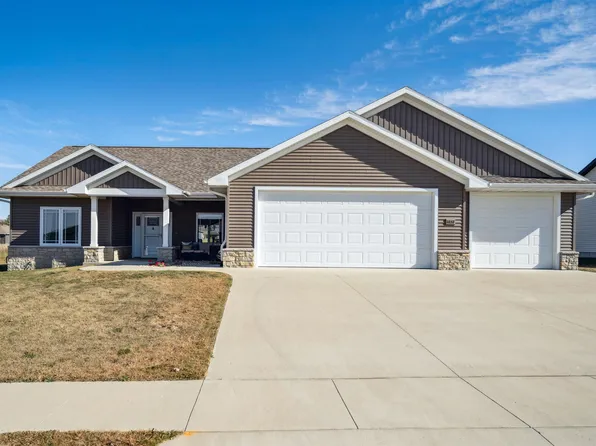1037 10th St SW, Dyersville, IA 52040