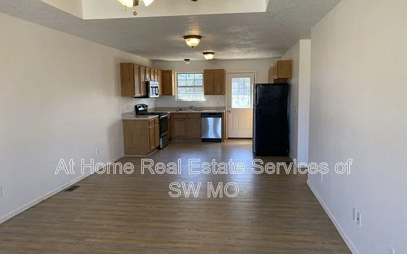 3 bed, 2.0 bath, 1289 sqft, $1,355 — Photo 3