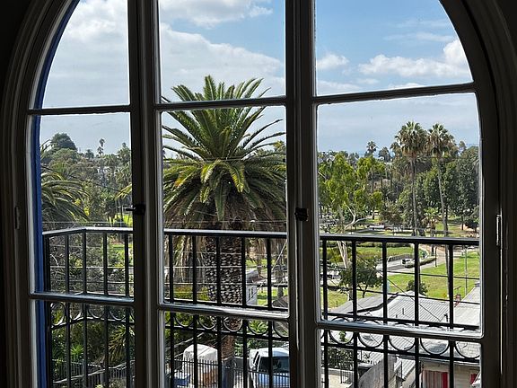 4th image of 1034 Laguna Ave