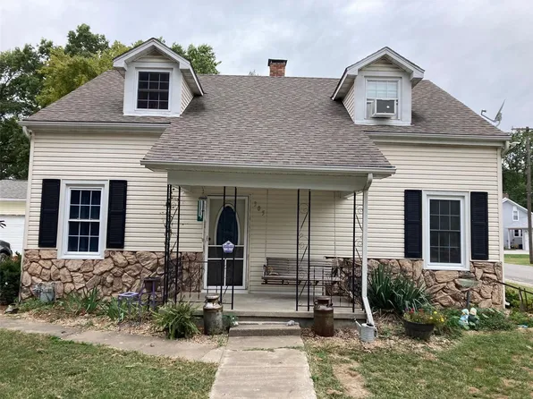 305 Locust St, Germantown, IL 62245