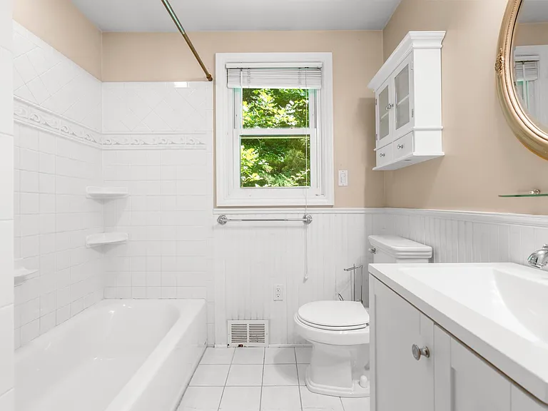 215 Manor Rd — Photo 10