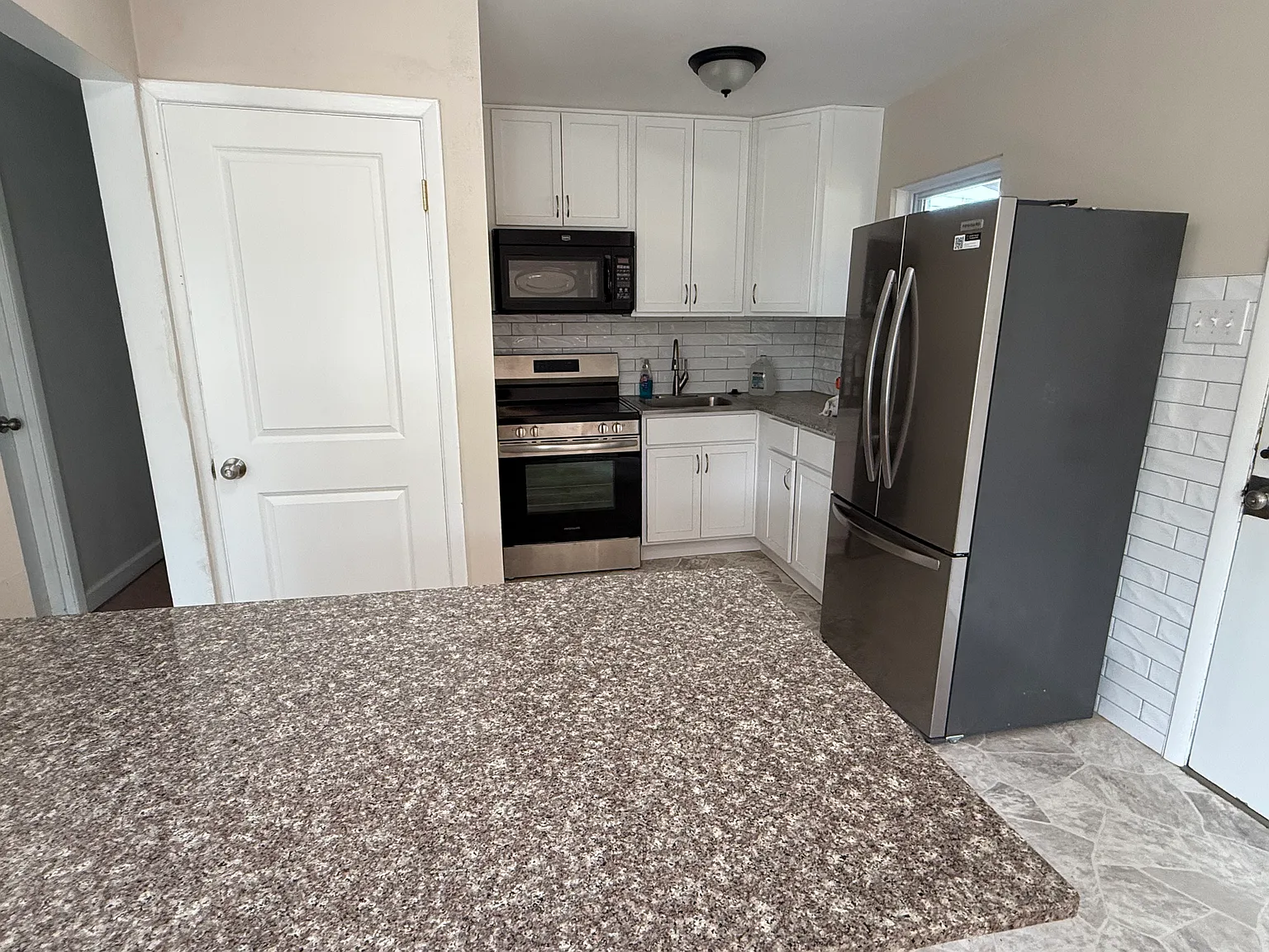 3 bed, 1200 sqft, $2,000 — Photo 2