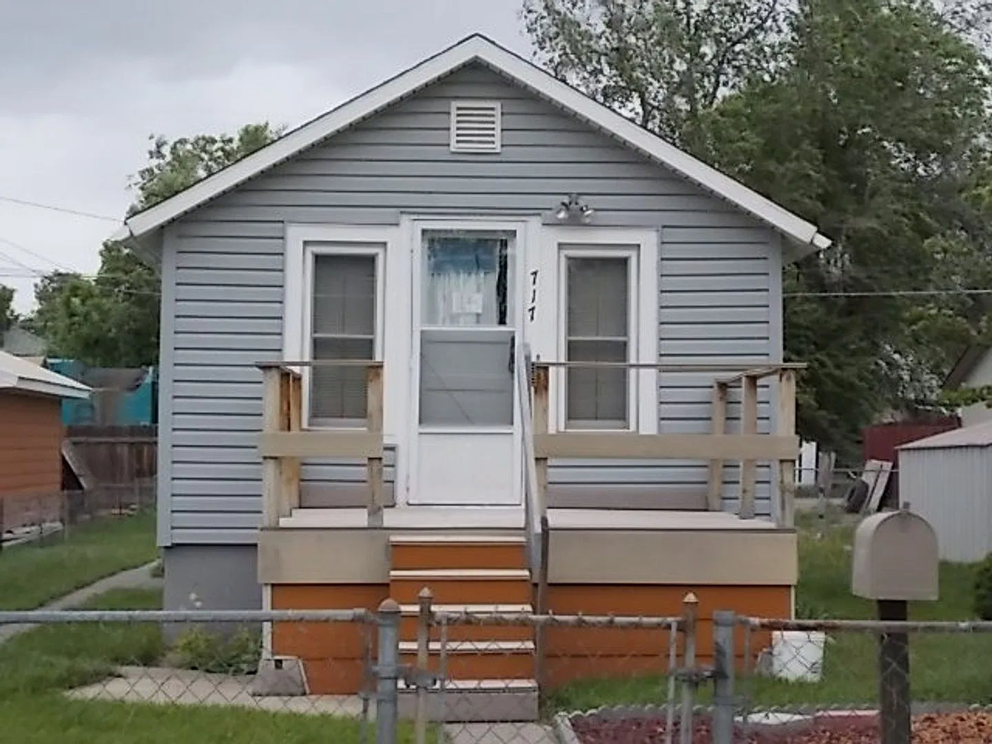 2 Bedroom House with an Oversized 1 Car Garage — Photo 1