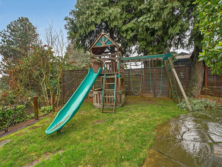 2028 NE Alameda Dr — Photo 2