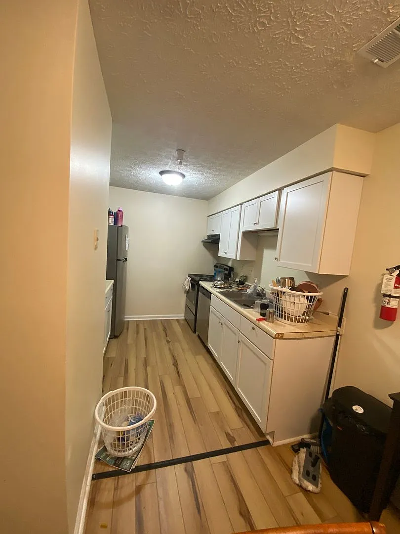 3-Bedroom Apartment Near IU Bloomington Campus — Photo 4