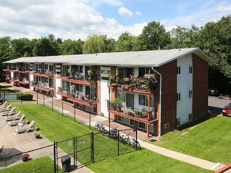 Windsor Court Apartments — Photo 18