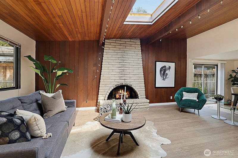 3rd image of 2327 NE 92nd Street