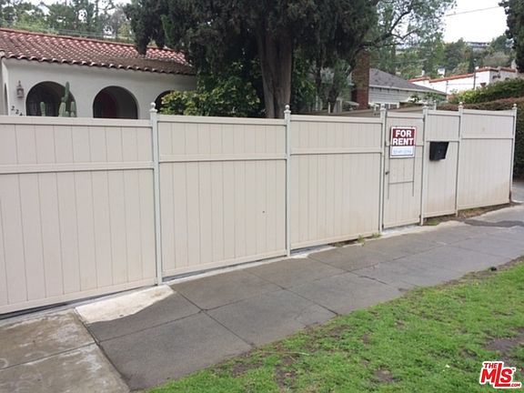 4th image of 2241 N Beachwood Dr