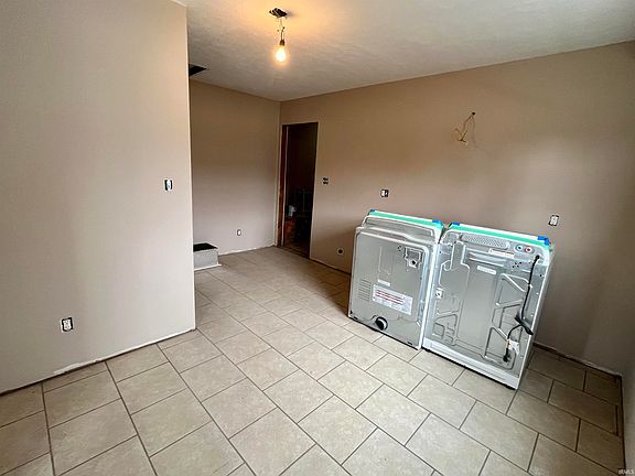 5th image of 427 E South East St