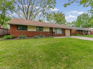 35463 Seville St, Clinton Township, MI 48035