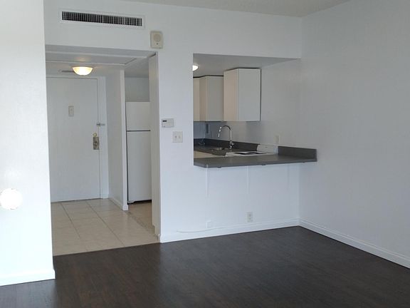 Living/Bedroom looking into kitchen from balcony